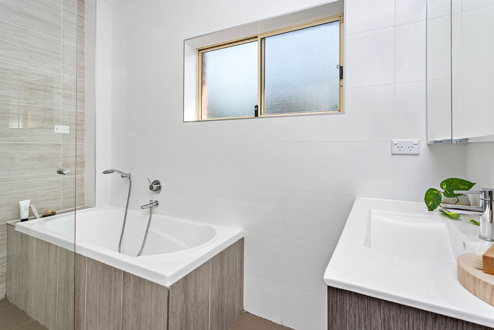 9/11-17 Bembridge Street, Carlton Sold by Gavan Property - image 1